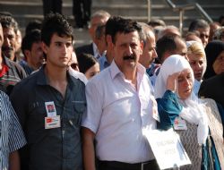 Şehit oğlunu asker selamıyla uğurladı